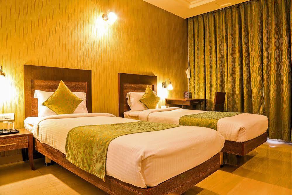Hotel Tourist International 푸네 외부 사진